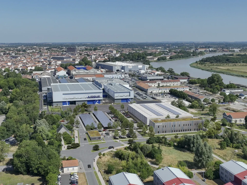 Vue aérienne en perspective 3D des aménagements extérieurs et du site industriel Airbus à Rochefort